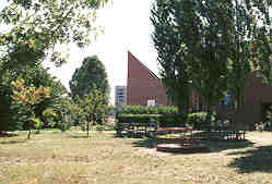 foto esterna della chiesa vista dal giardino